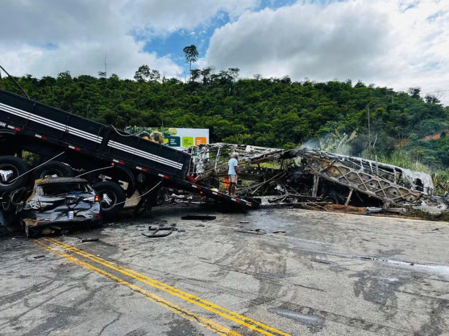 Colisão entre ônibus e caminhão deixa 38 mortos em Minas Gerais